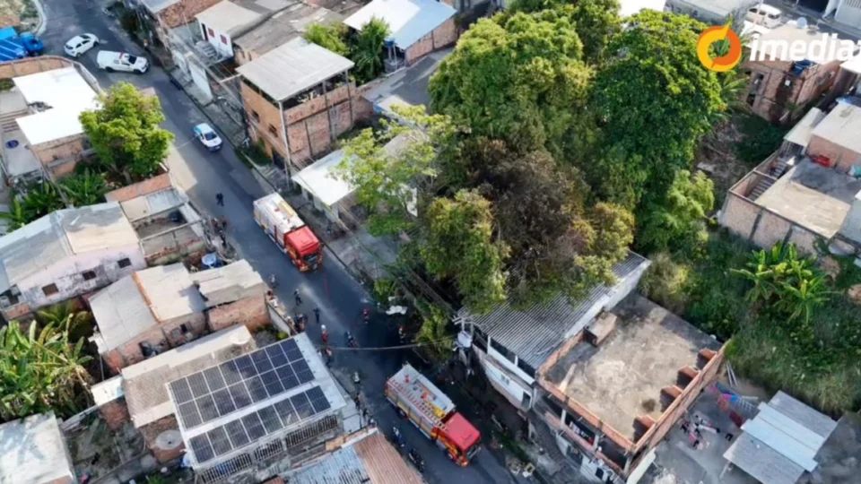 Incêndio em terreno baldio atinge residência no bairro São José Operário