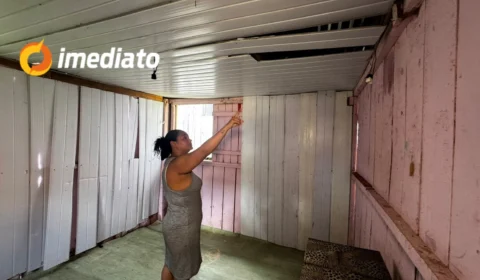 Mãe de quatro filhos pede ajuda para reconstruir casa que começou a desabar no centro de Manaus
