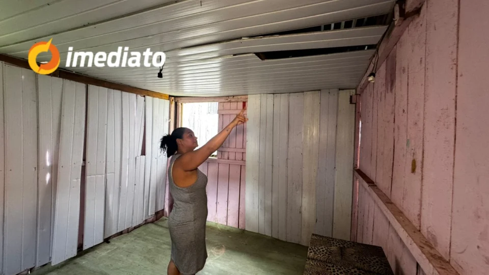 Mãe de quatro filhos pede ajuda para reconstruir casa que começou a desabar no centro de Manaus