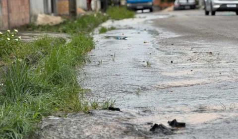 Moradores do Santa Etelvina sofrem com vazamento de água há 30 dias