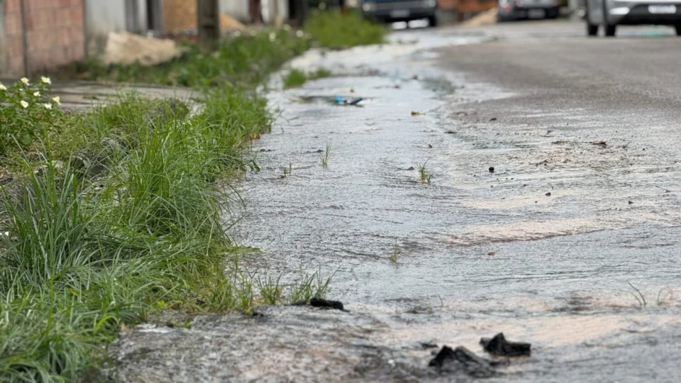Moradores do Santa Etelvina sofrem com vazamento de água há 30 dias