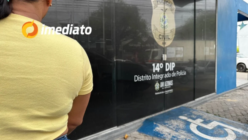 Idoso tarado passa mão nas partes íntimas de mulher no ônibus 640 em Manaus