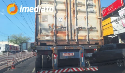 Veja os vídeos: Motorista registra carreta com contêiner sem pino de segurança na Avenida Grande Circular