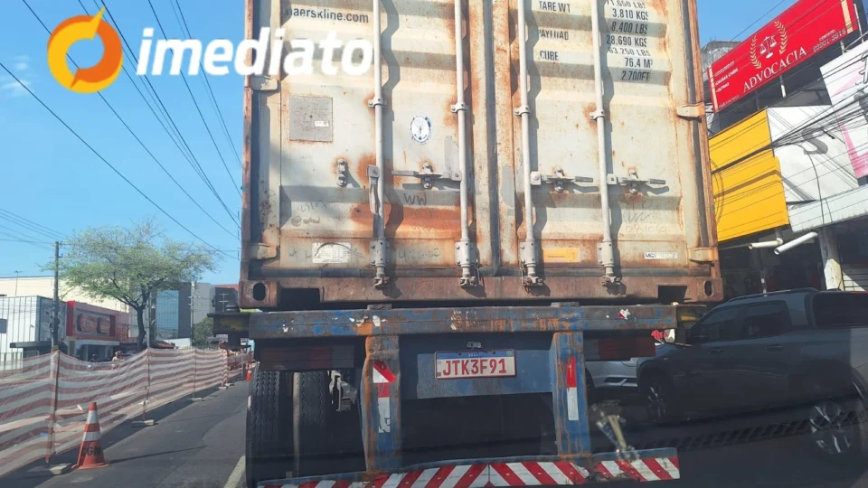 Veja os vídeos: Motorista registra carreta com contêiner sem pino de segurança na Avenida Grande Circular