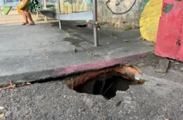 Moradores denunciam buracos em parada de ônibus e pedem providências na Av. Rodrigo Otávio