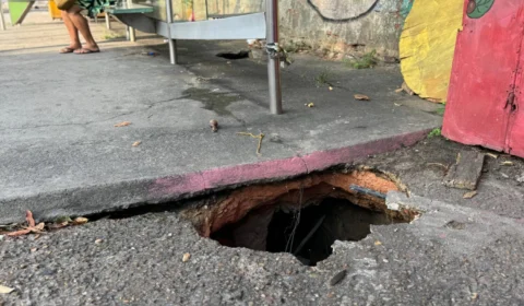 Moradores denunciam buracos em parada de ônibus e pedem providências na Av. Rodrigo Otávio