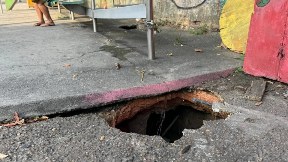 Moradores denunciam buracos em parada de ônibus e pedem providências na Av. Rodrigo Otávio
