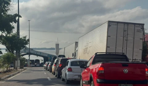 Fila quilométrica no Porto da Ceasa marca o feriado de 5 de setembro em Manaus