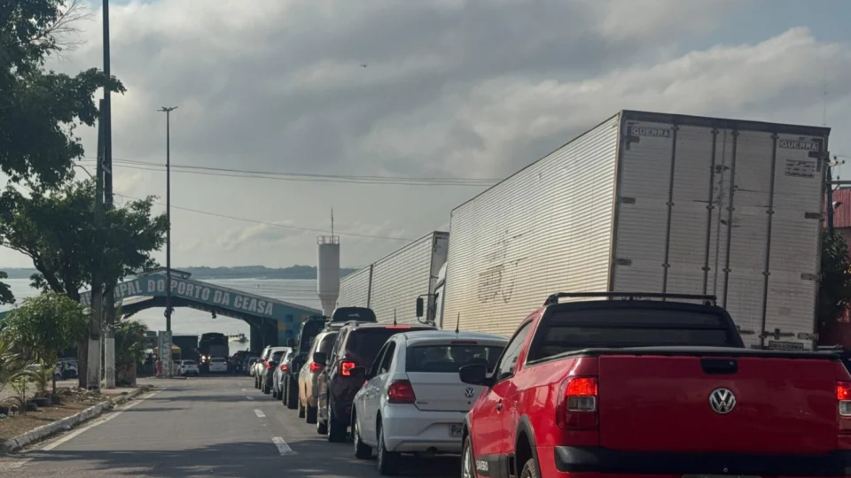 Fila quilométrica no Porto da Ceasa marca o feriado de 5 de setembro em Manaus