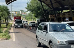 Trânsito flui sem complicações na barreira da BR-174/AM-010 em Manaus durante o feriado