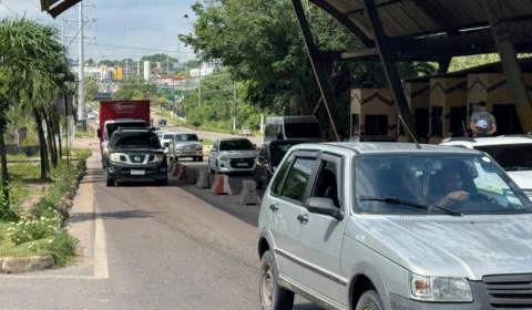 Trânsito flui sem complicações na barreira da BR-174/AM-010 em Manaus durante o feriado