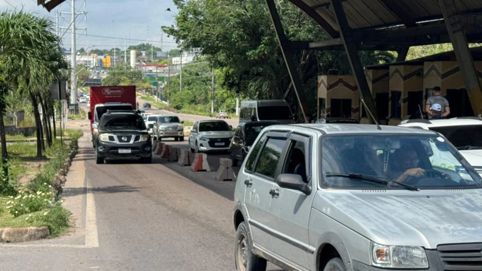 Trânsito flui sem complicações na barreira da BR-174/AM-010 em Manaus durante o feriado