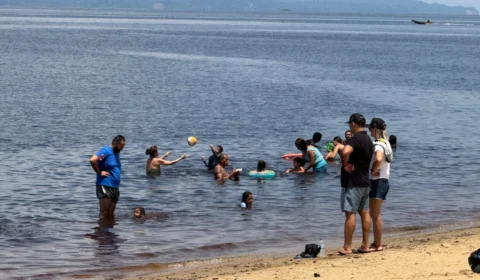 Feriado de 5 de setembro leva manauaras à Praia da Ponta Negra para fugir do calor