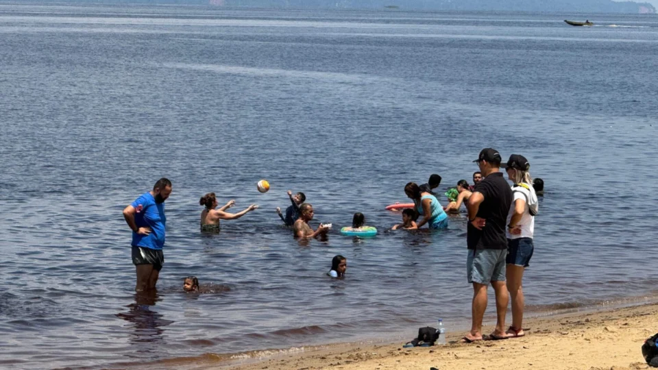 Feriado de 5 de setembro leva manauaras à Praia da Ponta Negra para fugir do calor
