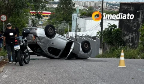 Carro de aplicativo capota após colisão na rua Visconde de Porto Seguro, no bairro Flores