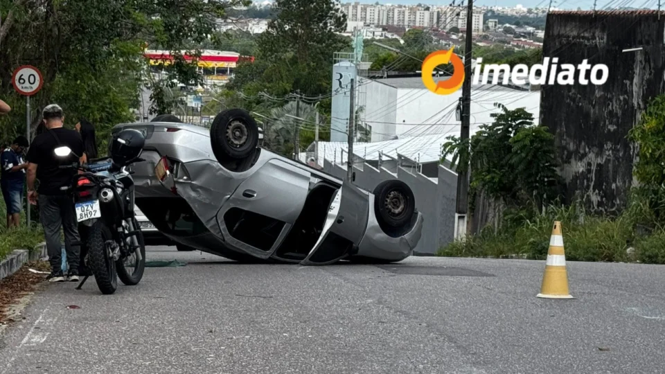 Carro de aplicativo capota após colisão na rua Visconde de Porto Seguro, no bairro Flores