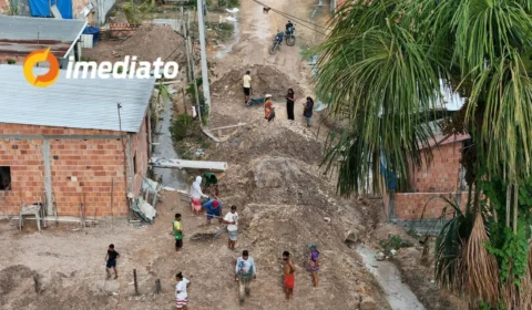 Moradores da comunidade Ararate, no bairro Nova Cidade, realizam aterro na Rua Zero por conta própria após anos de abandono