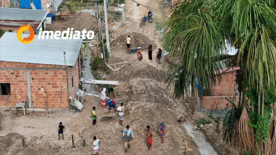 Moradores da comunidade Ararate, no bairro Nova Cidade, realizam aterro na Rua Zero por conta própria após anos de abandono