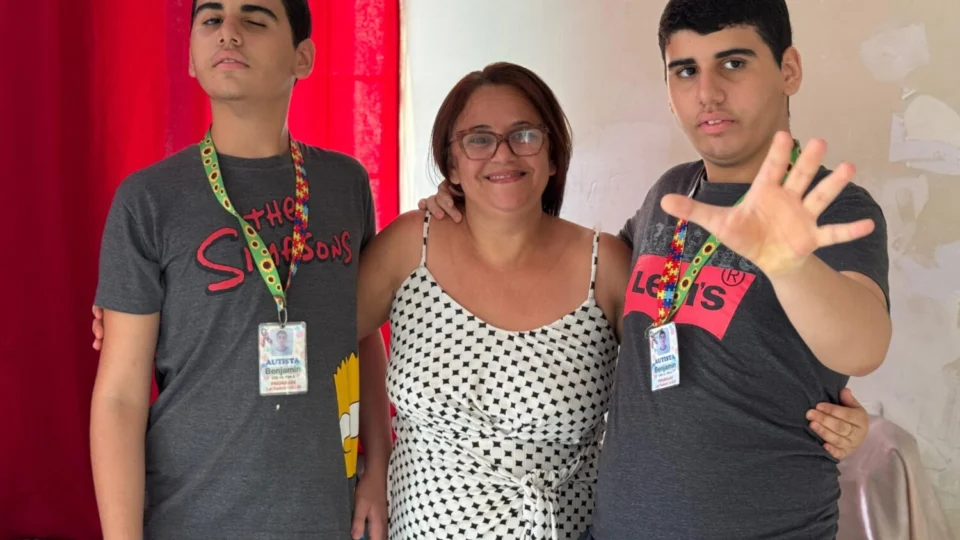 Mãe de gêmeos autistas realiza perícia em Manaus após reportagem do Imediato