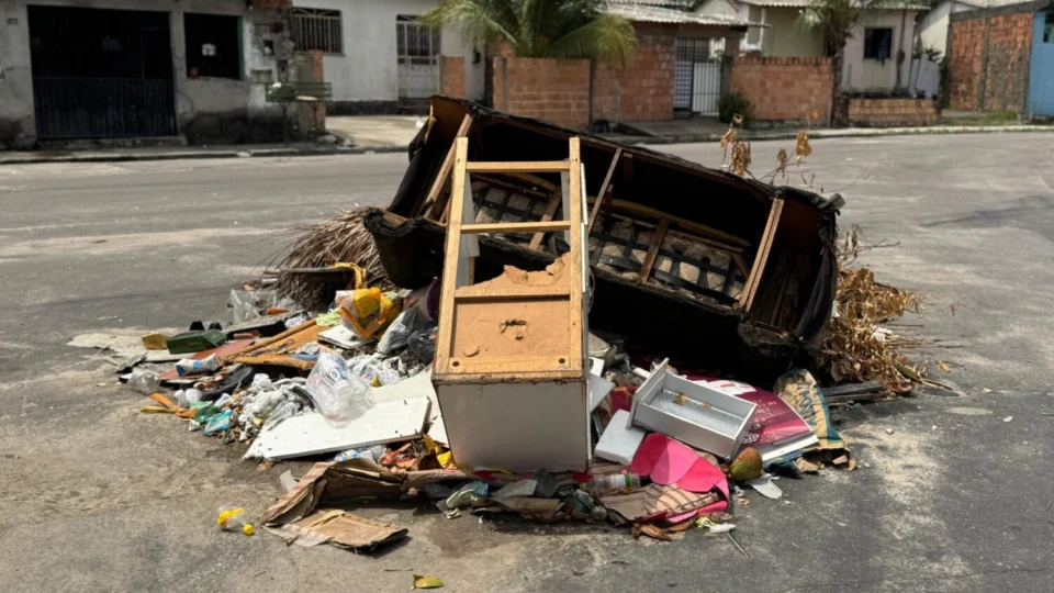 Acúmulo de lixo no Monte das Oliveiras gera transtornos e riscos à saúde dos moradores