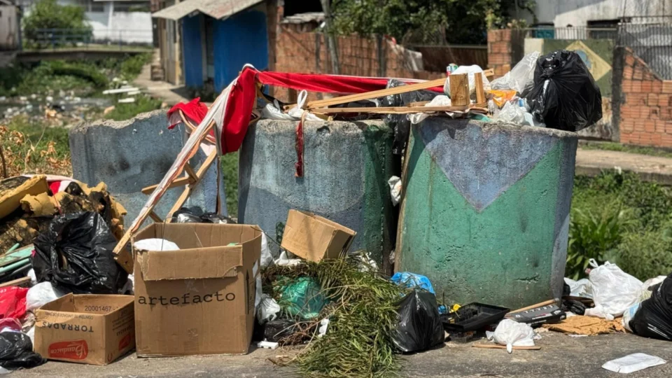 Acúmulo de lixo na rua Gabriel Gonçalves no Aleixo preocupa moradores da área