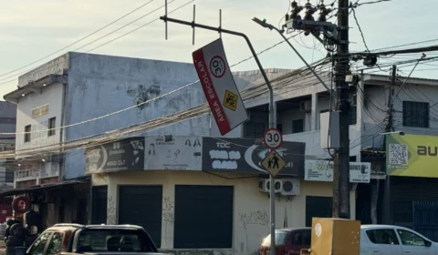 Placa de sinalização em risco de queda preocupa moradores do Nova Cidade