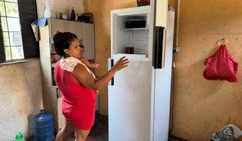Mãe fica no prejuízo após comprar geladeira com defeito nas Casas Bahia