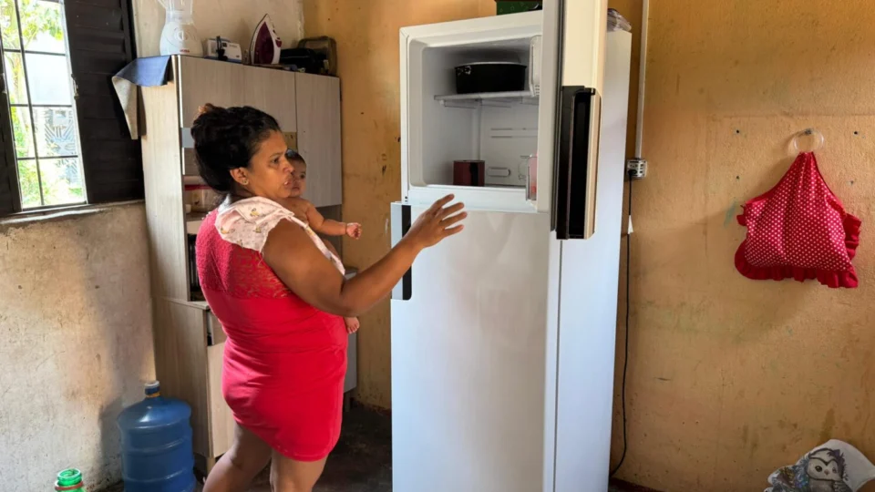 Mãe fica no prejuízo após comprar geladeira com defeito nas Casas Bahia