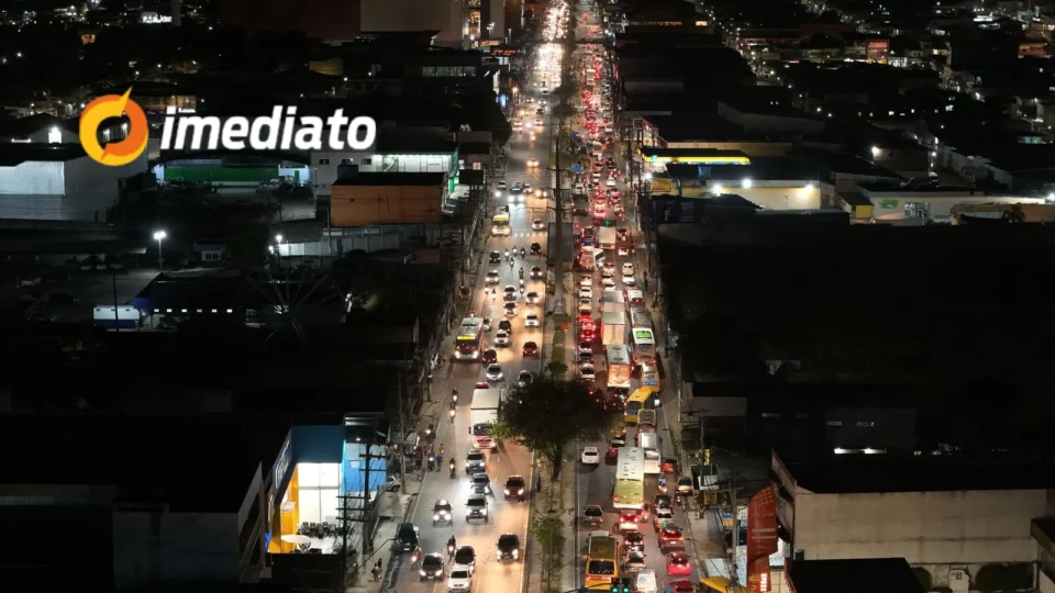 Trânsito apresenta congestionamento na Avenida Grande Circular, em Manaus