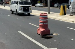 VEJA VÍDEO: Bueiro aberto no Viaduto Rei Pelé na Zona Leste de Manaus coloca motociclistas em risco; Motoboys sinalizam o local