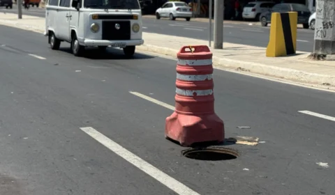 VEJA VÍDEO: Bueiro aberto no Viaduto Rei Pelé na Zona Leste de Manaus coloca motociclistas em risco; Motoboys sinalizam o local