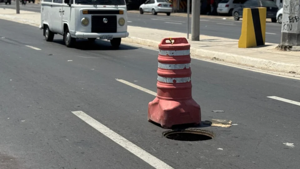 VEJA VÍDEO: Bueiro aberto no Viaduto Rei Pelé na Zona Leste de Manaus coloca motociclistas em risco; Motoboys sinalizam o local
