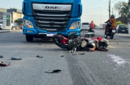 Motociclista morre após colidir com carreta na Av. Buriti na Zona Sul de Manaus