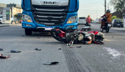 Motociclista morre após colidir com carreta na Av. Buriti na Zona Sul de Manaus