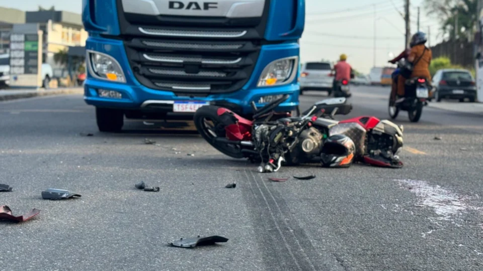Motociclista morre após colidir com carreta na Av. Buriti na Zona Sul de Manaus