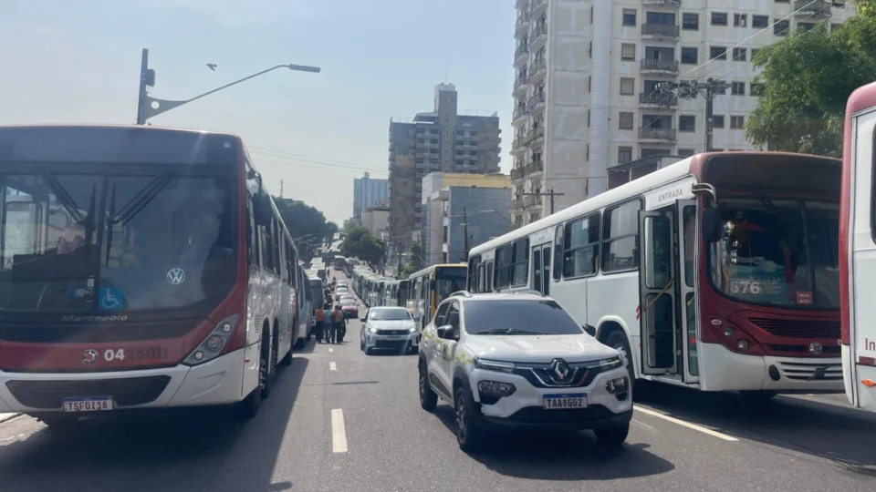 Greve dos Rodoviários paralisa coletivos em Manaus pela segunda vez e causa caos na mobilidade urbana