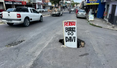 “Buraco do Davi” na rua do Fuxico preocupa moradores que exigem ação da Prefeitura