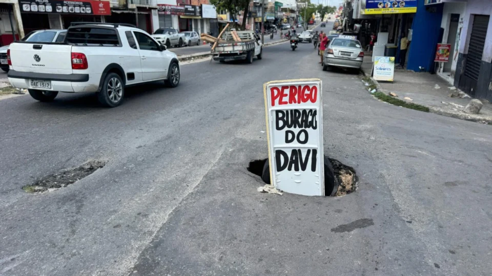 “Buraco do Davi” na rua do Fuxico preocupa moradores que exigem ação da Prefeitura