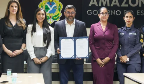 Wilson Lima sanciona lei que autoriza uso de armas de choque por mulheres no Amazonas