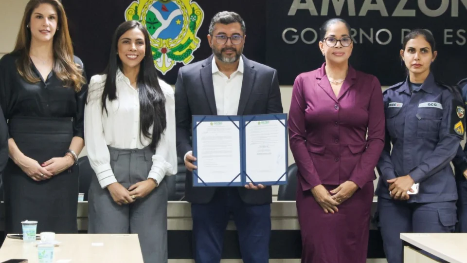 Wilson Lima sanciona lei que autoriza uso de armas de choque por mulheres no Amazonas