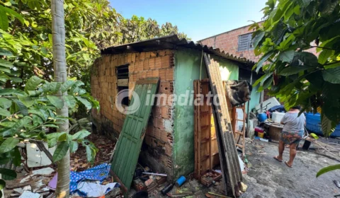 Incêndio destrói casa no Coroado; Morador escapa por pouco e perde cachorro