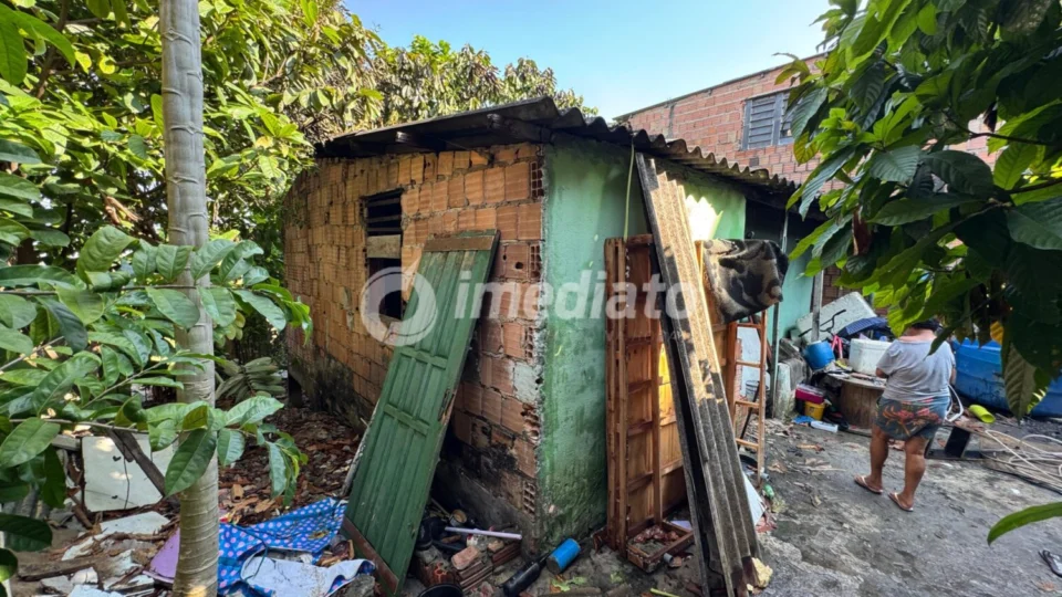 Incêndio destrói casa no Coroado; Morador escapa por pouco e perde cachorro