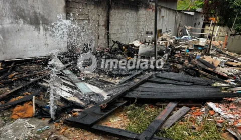 Incêndio destrói casa de idosa cadeirante no bairro Praça 14, em Manaus
