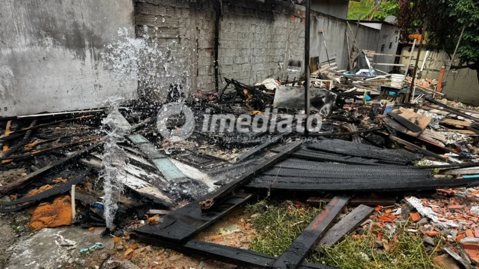 Incêndio destrói casa de idosa cadeirante no bairro Praça 14, em Manaus
