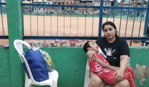 Mãe de vítima de falsa médica em Manaus vende bombons para comprar carrinho adaptado