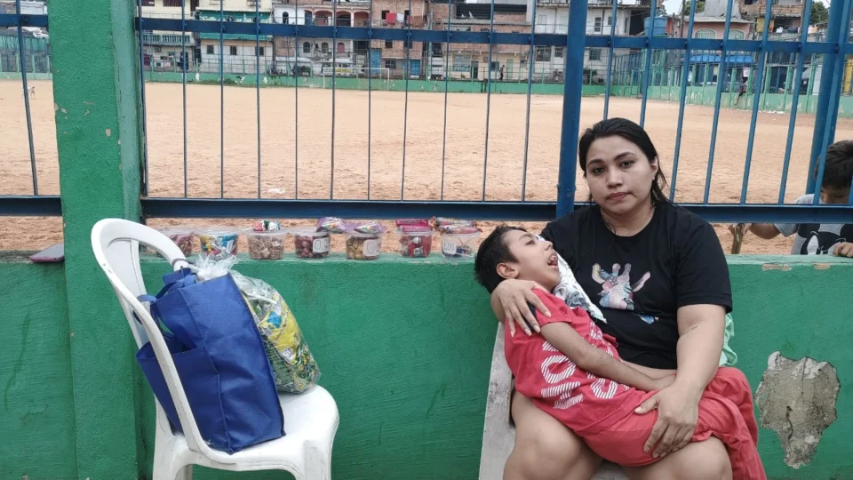 Mãe de vítima de falsa médica em Manaus vende bombons para comprar carrinho adaptado