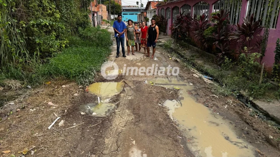 Moradores denunciam rua cheia de buracos há mais de 3 anos em Manaus: veja os riscos enfrentados diariamente