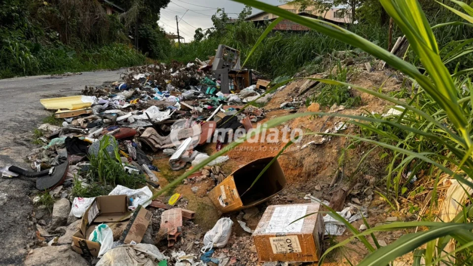 Moradores do Novo Aleixo denunciam lixo e falta de infraestrutura em ruas do bairro