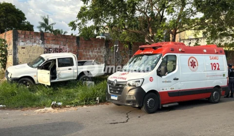 Homem perde controle de caminhonete e colide contra muro no bairro Flores
