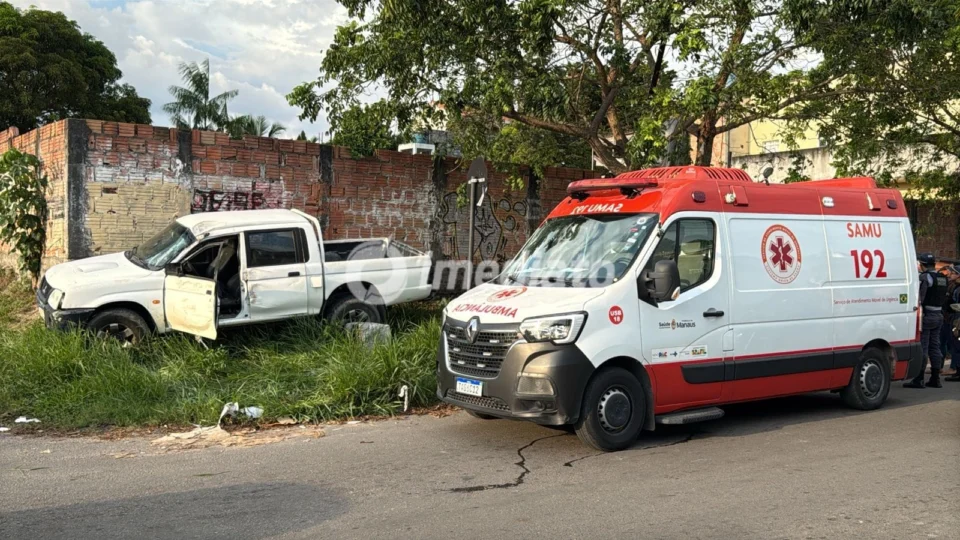 Homem perde controle de caminhonete e colide contra muro no bairro Flores